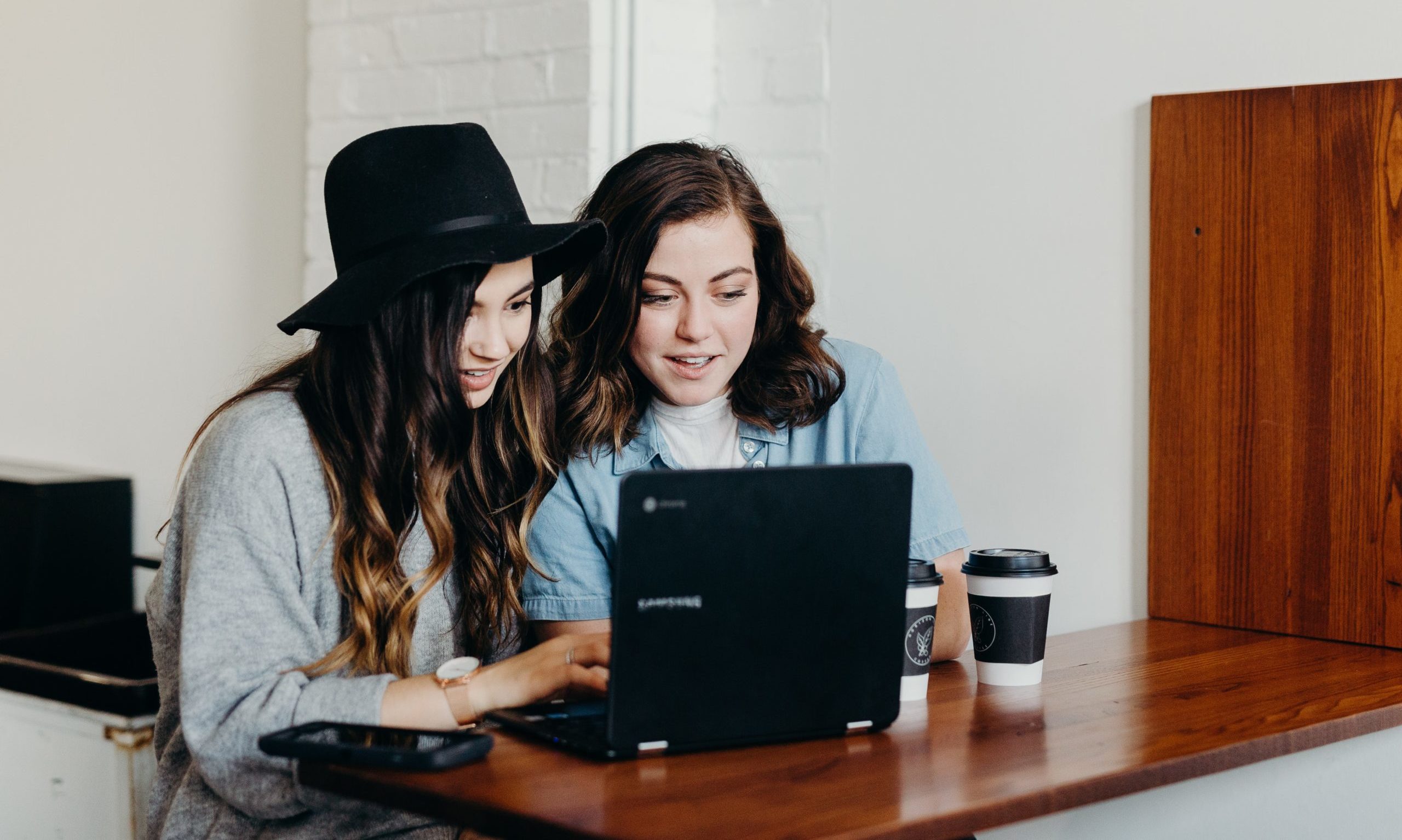 Tieners achter een laptop