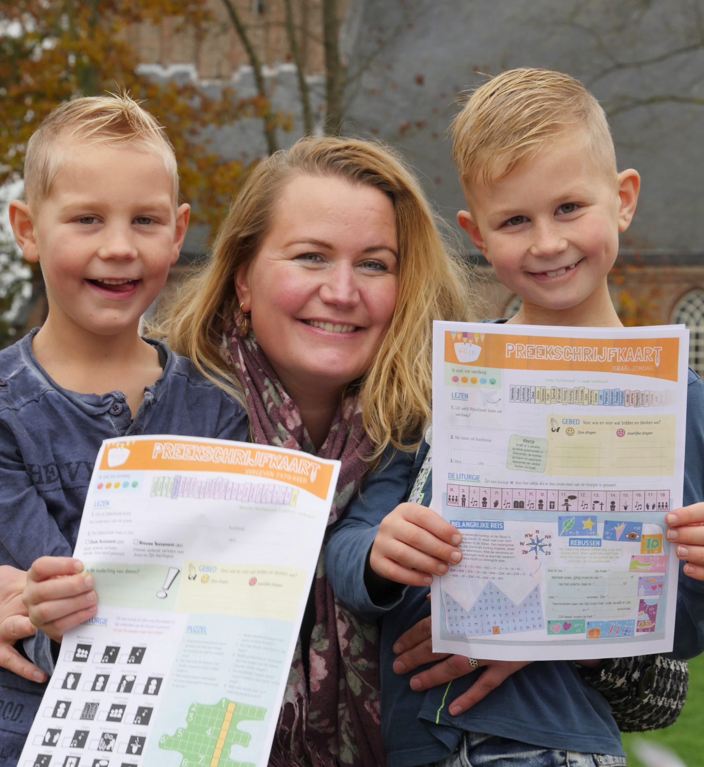 Mariska Hardeman met de preekschrijfkaarten